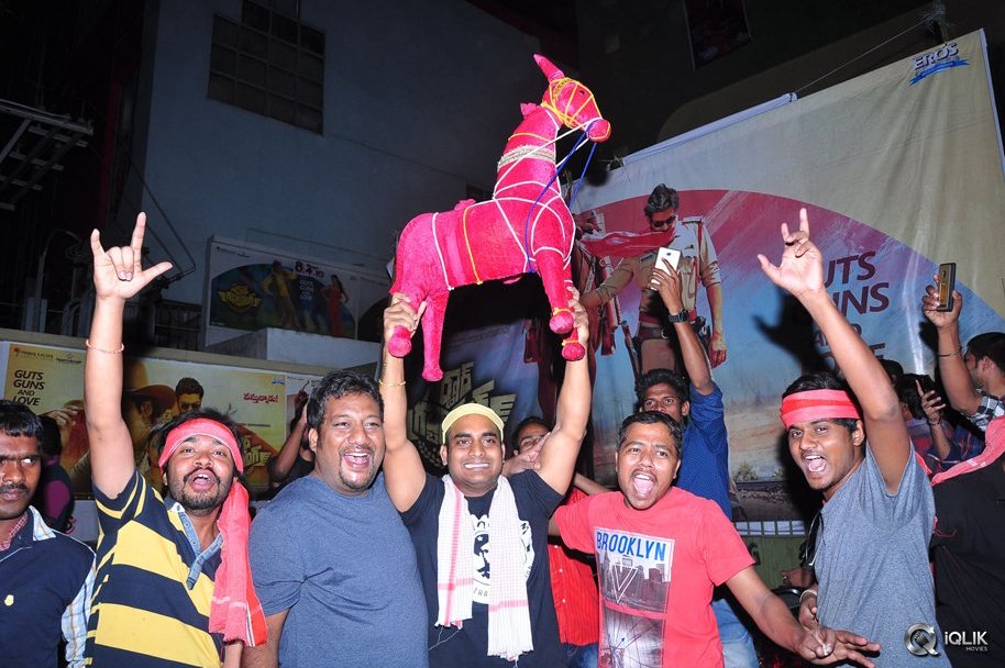 Sardaar-Gabbar-Singh-Movie-Hungama-at-Arjun-Theater